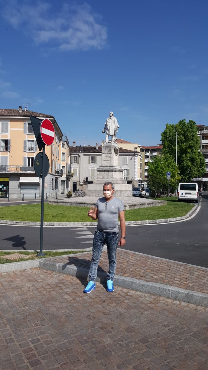 Frente a la estatua del patriota italiano Giuseppe Garibaldi.