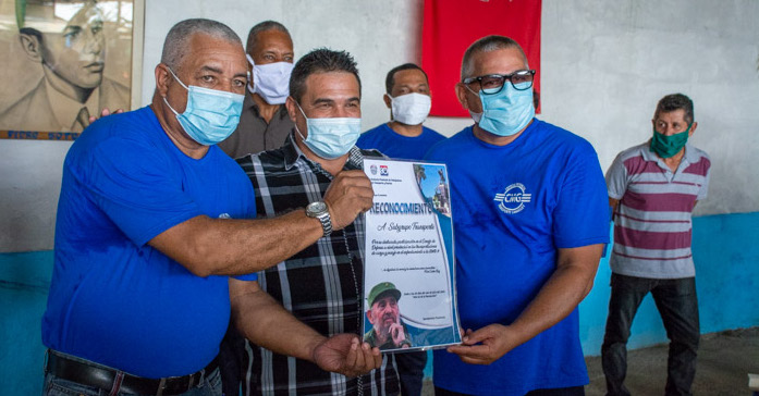 Entregan bandera Proeza Laboral a transportistas de Camagüey