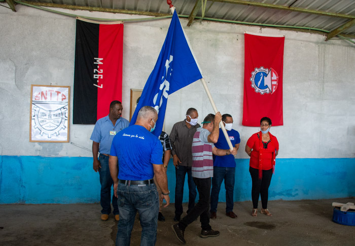 Fotos: Alejandro Rodríguez Leiva/ Adelante Entregan bandera Proeza Laboral a transportistas de Camagüey