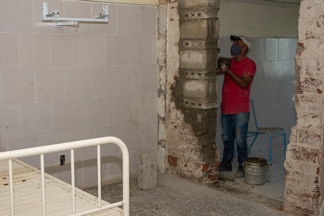 La sala D-B, utilizada con los pacientes positivos a la COVID-19, se encuentra en un proceso constructivo que permitirá una atención más segura y personalizada en caso de que se presenten futuros infectados.