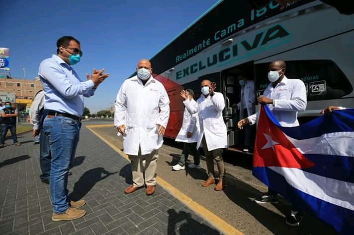 El Dr Raudel Vargas, de frente, cuando eran recibidos.