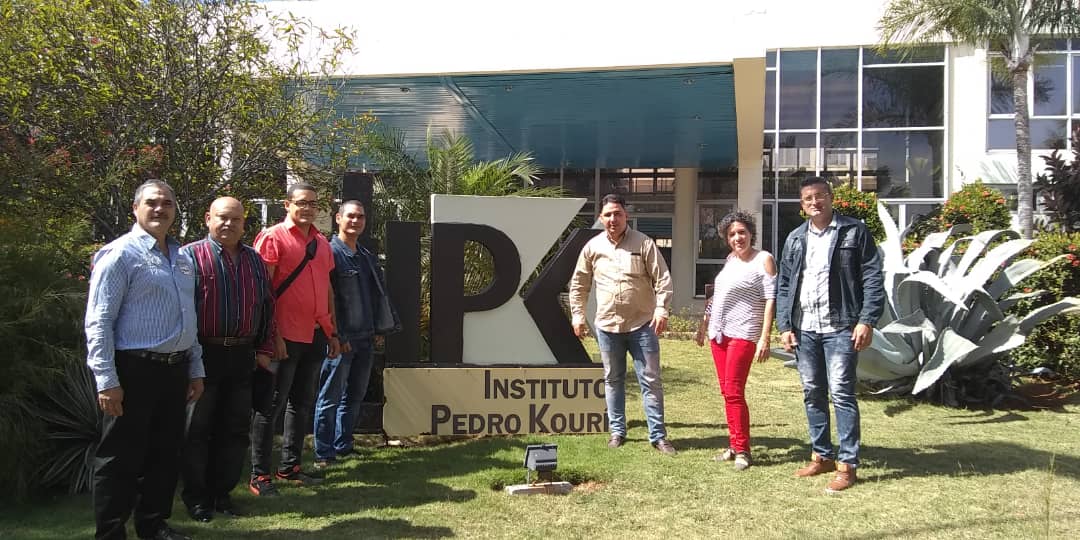  Este equipo valeroso mucho ha tenido que ver con que no se nos haya enfermado ni un solo médico, con que los graves hayan rebasado ese estado, con la única pero lamentable muerte. 