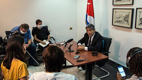 Carlos Fernández de Cossío, director general de Estados Unidos del MINREX, afirmó que el gobierno estadounidense intenta disimular y enmascarar su política racista de desprecio hacia los pueblos latinoamericanos y del Tercer Mundo, al tildar a la cooperación Sur-sur de trata de personas. Foto: Tomada de acn.cu  Informe norteamericano sobre trata de personas es ilegítimo