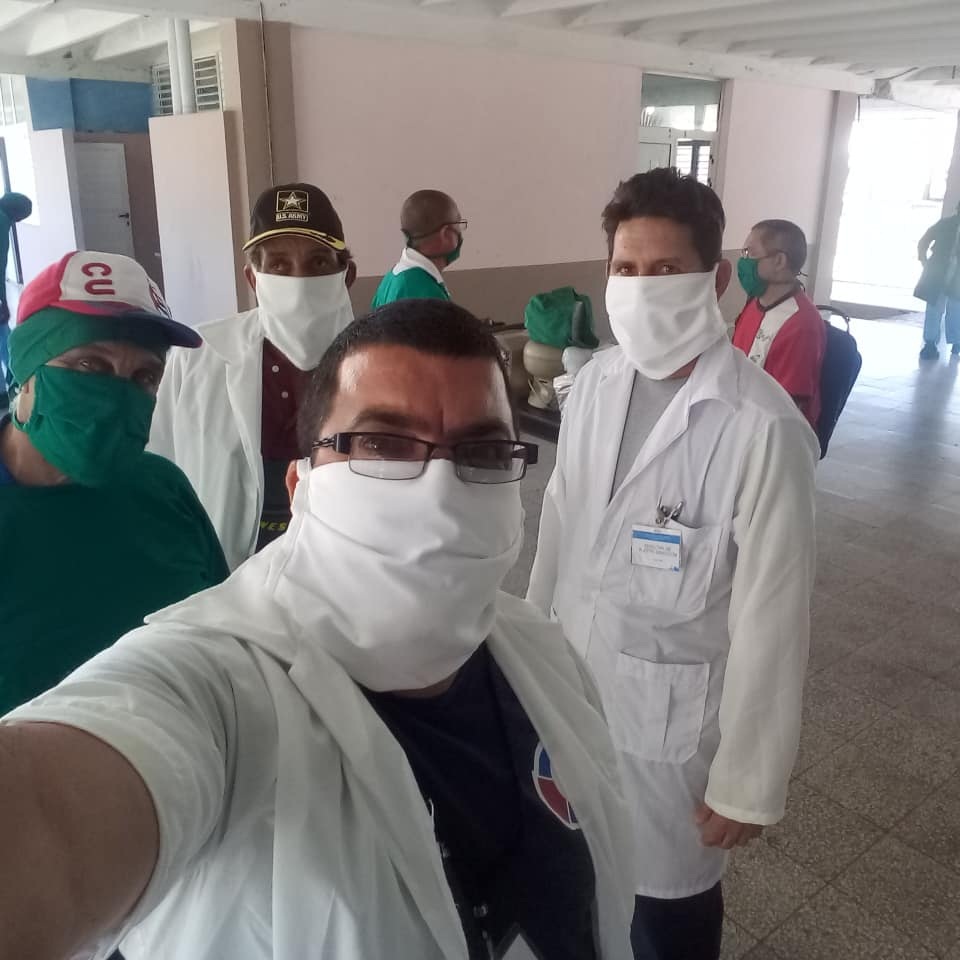  Algunos, como el subdirector provincial de Deporte para Todos, Marfel Gallardo, permanecen a tiempo completo en centros de aislamiento y unidades de servicios. Para él, “ha sido un reto tremendo aprender sobre protocolos de seguridad y procedimientos sanitarios, pero junto a otros especialistas estamos contribuyendo a proteger a nuestro pueblo. En la ‘Vocacional’ hemos creado lazo de afinidad y esperanza con cada familia que llega amenazada por la sospecha del virus”.