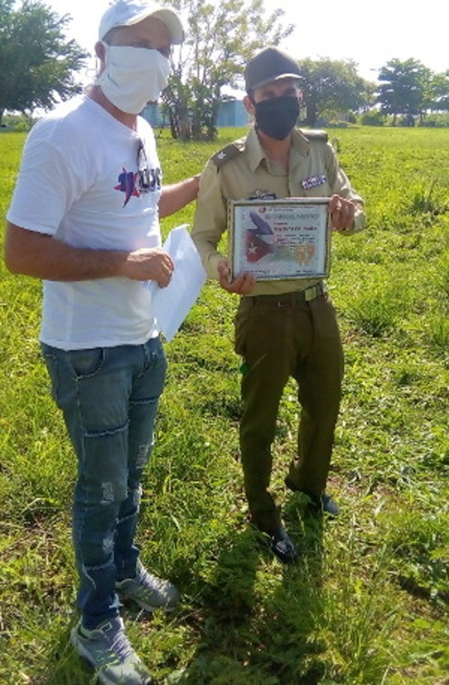 Ricardo Fuentes Ochoa, primer instructor UJC Minint, recibió el reconocimiento en nombre de sus compañeros.