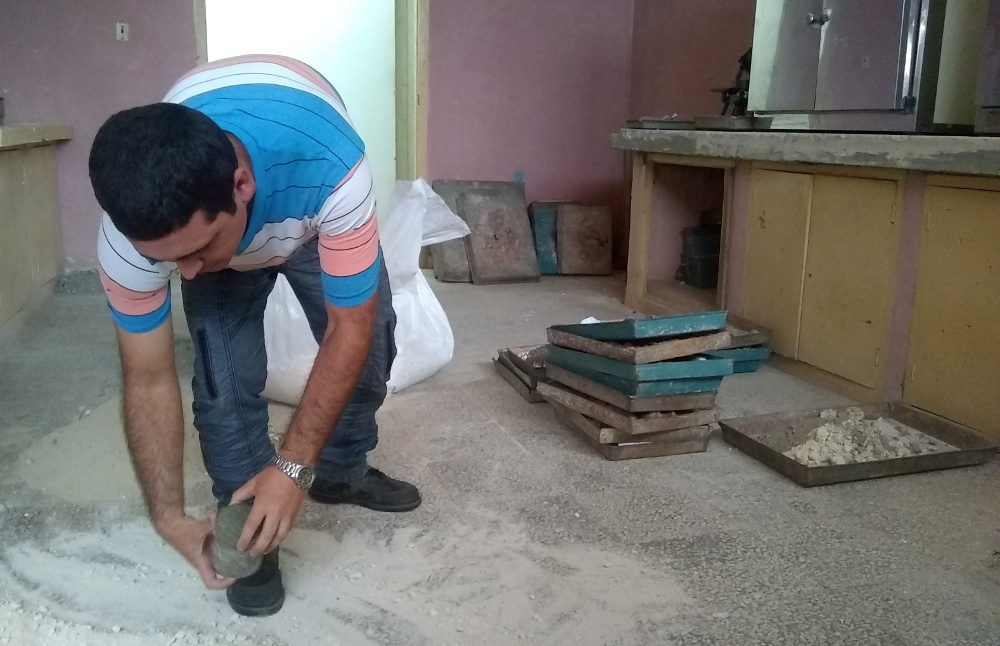 Un hombre que “juega” con tierra
