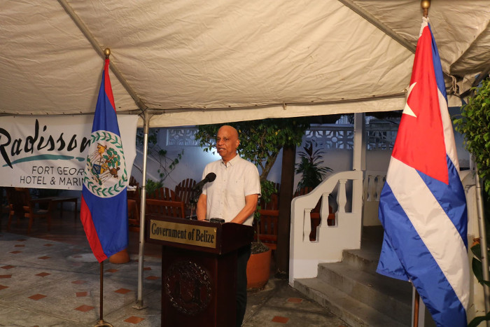 El muy Honorable Dean Barrow, Primer Ministro de Belice se dirige a los cubanos.