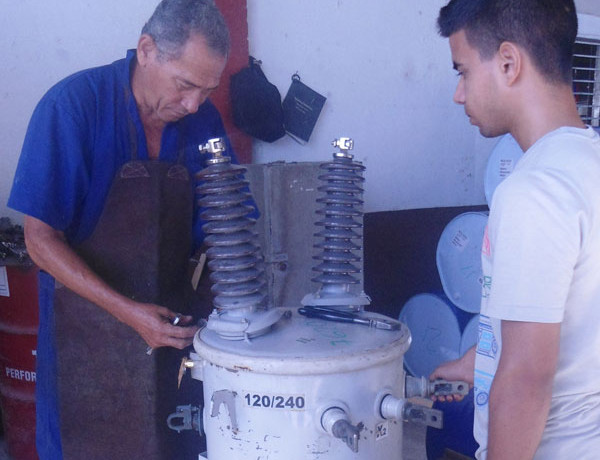 Camagüey recupera transformadores de distribución eléctrica