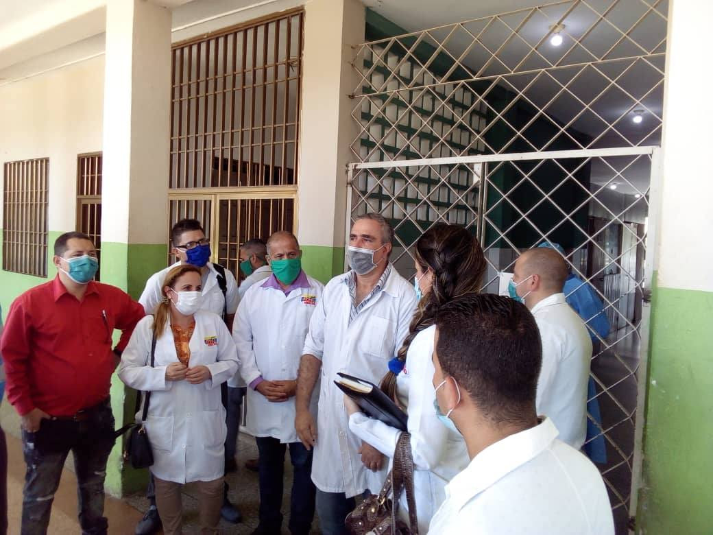 Momento de capacitación a colaboradores por los miembros de la brigada Henry Reeve, en el estado Sucre.