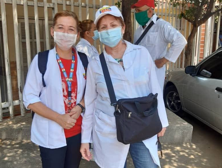  En el CDI Herrera Vega de Caracas, acompañada de la enfermera camagüeyana Duadis Soler Rodríguez.
