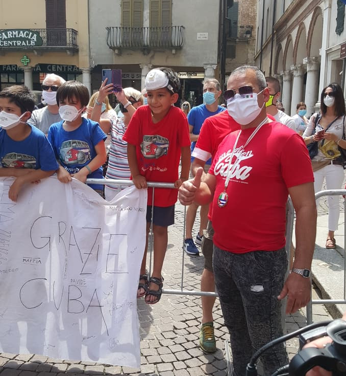  En el acto de despedida, niños italianos dejaban constancia gráfica de agradecimiento.