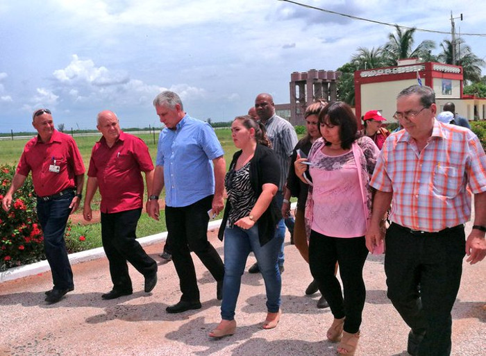 Visita del presidente Díaz-Canel al Centro Meteorológico. A su lado, la licenciada Beatriz Martínez Pérez, subdirectora técnica. Foto: Estudios Revolución