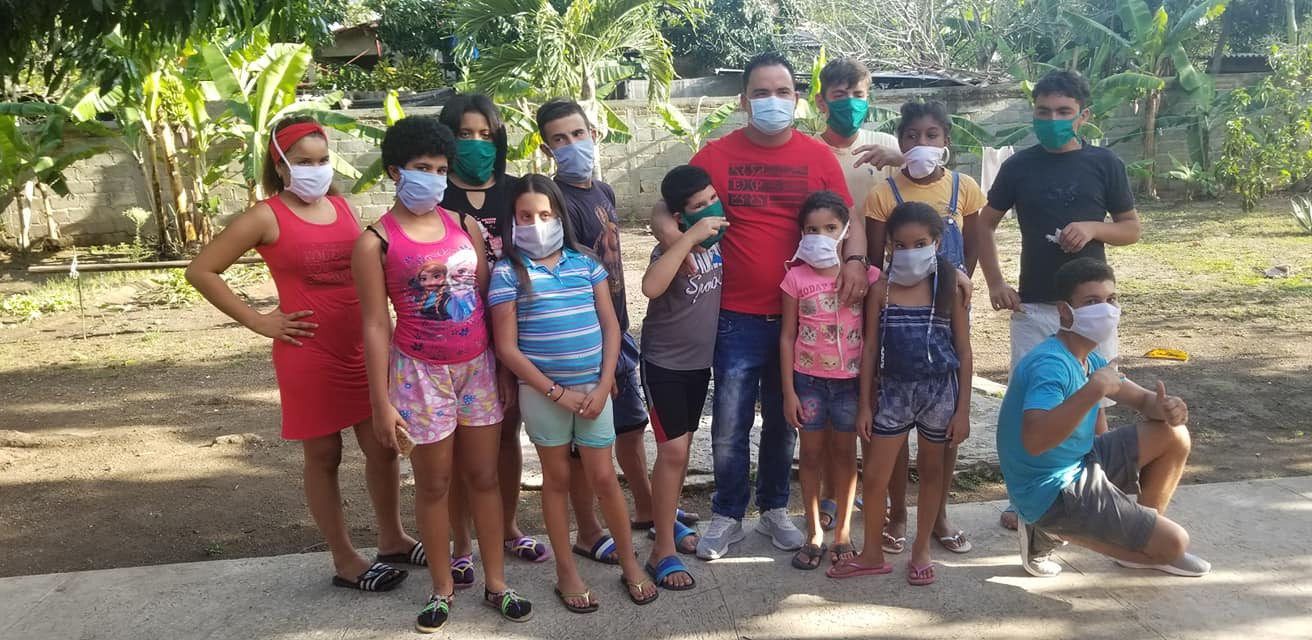 “Por estos días nos lavamos las manos con agua y jabón más que nunca, y con hipoclorito también,además, las cocineras limpian bien las mesas, usamos el nasobuco y mantenemos la distancia aunque estemos jugando. Las personas que vienen a visitarnos tienen que hacer lo mismo, así nos cuidamos entre todos”, dice Pedrito, el “hermano mayor”. Dijo también que hubieran preferido darle más muestras de cariño a Ahmed, “pero lo haremos luego”.