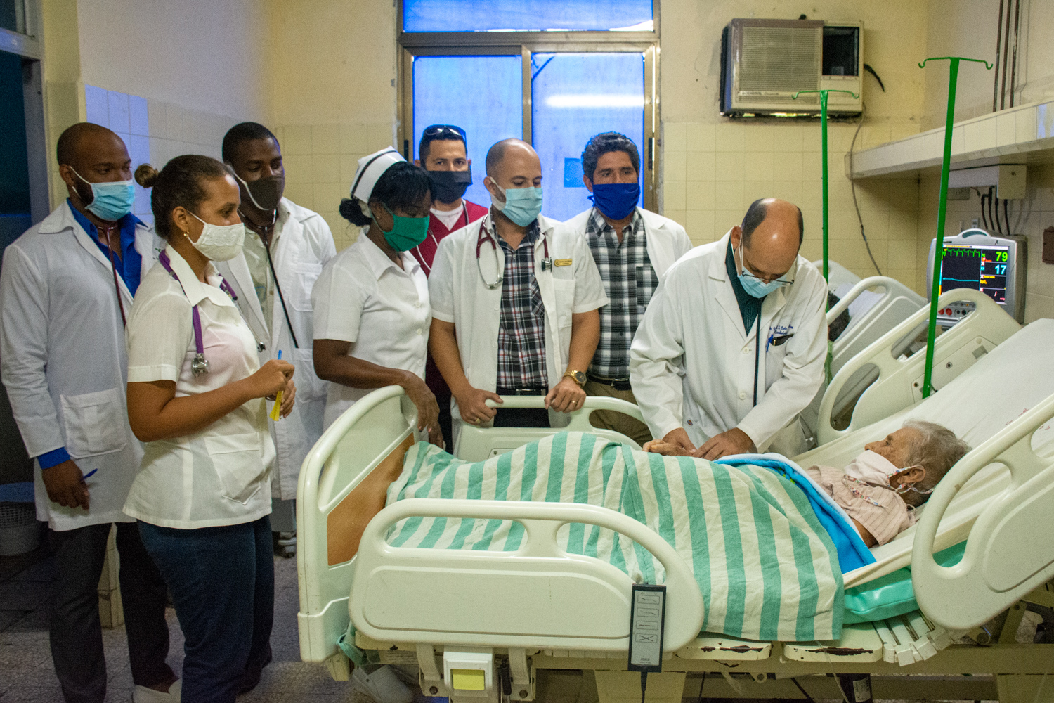 De frente, de derecha a izquierda, el Profesor Rafael León de la Torre; el Dr. Yunior y otros en el pase de visita.Fotos: Alejandro Rodríguez Leiva / Adelante Cardiocentro de Camagüey: sueños salvadores de vidas
