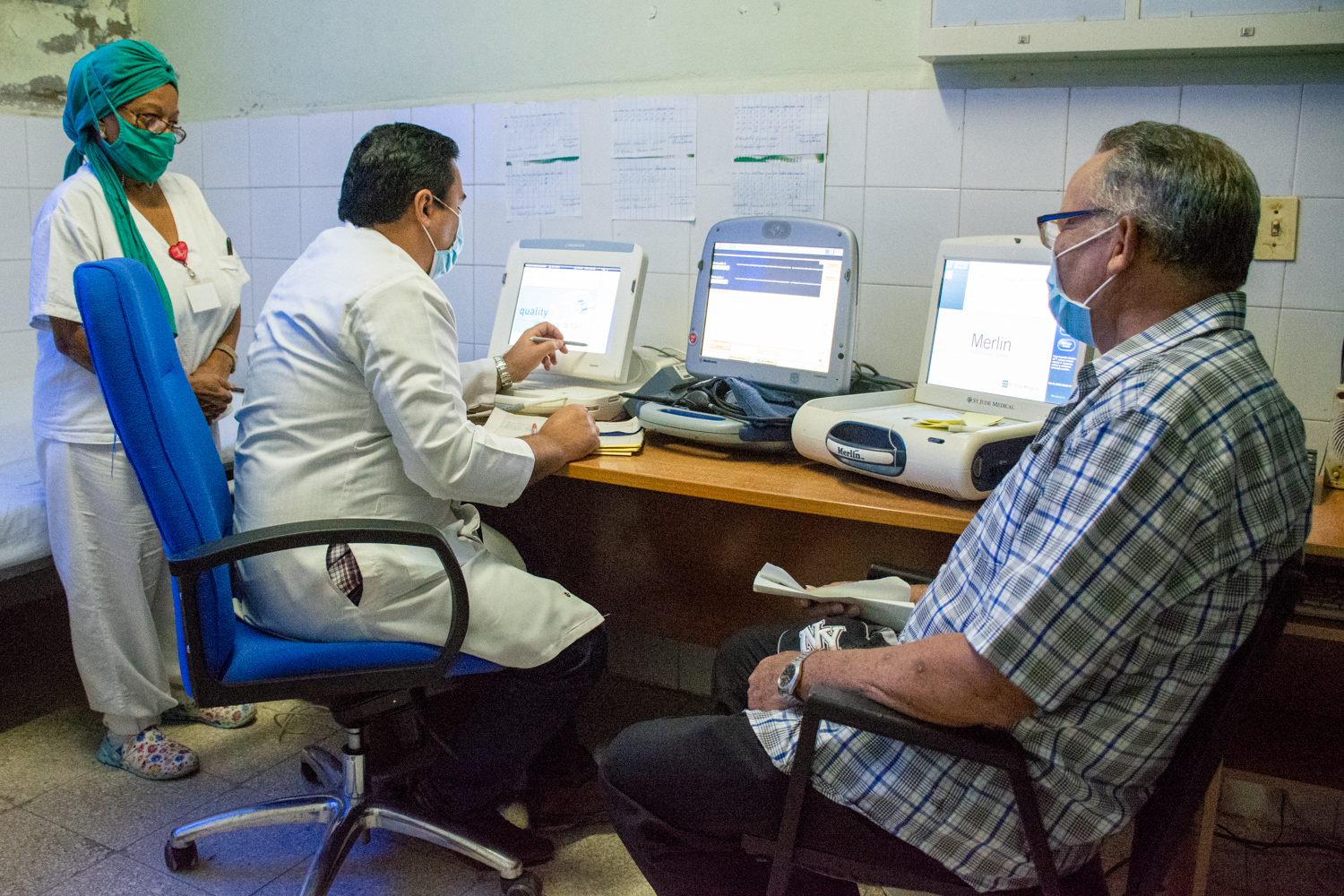 El Dr. Leandro Segura y la Lic. Gladys Valero, en la consulta de arritmias y marcapasos.