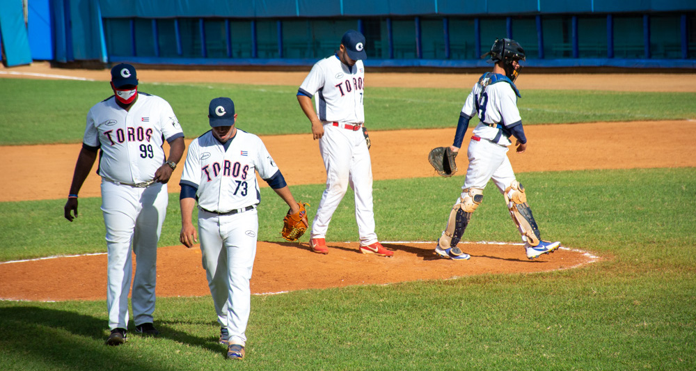 Toros reciben su primer escobazo de la Serie