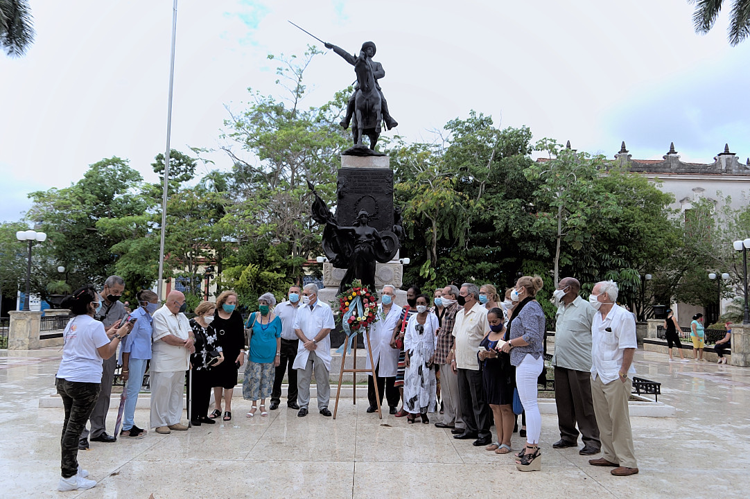 Un grupo importante de los homenajeados posó ante la escultura del italiano Salvador Boemi. 