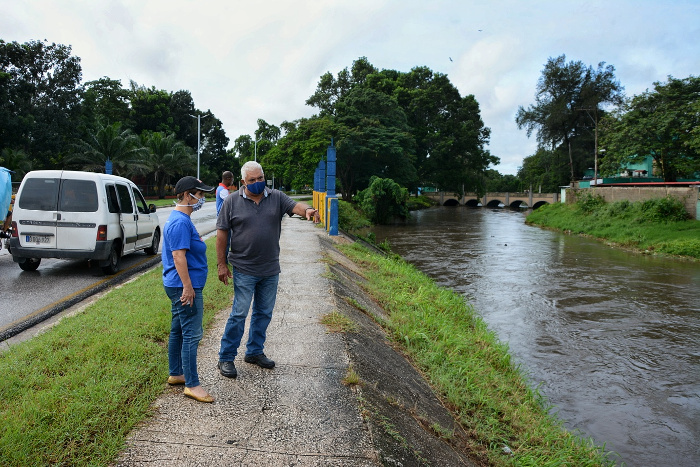 Al recorrido por los ríos de la ciudad se sumó Carmen Hernández Requejo, jefa del subgrupo de evacuación del Consejo de Defensa Provincial. Fotos: Leandro Pérez Pérez/ Adelante Camagüey, alerta ante peligro de inundaciones por Eta