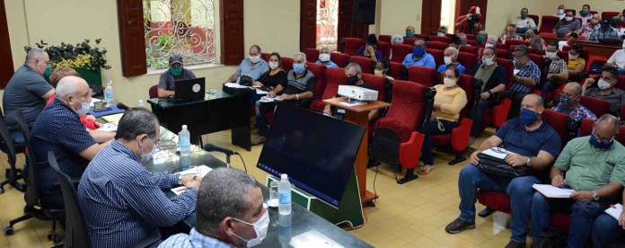 Revisan en Camagüey producciones de leche y carne