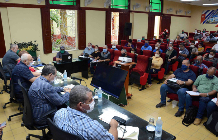 Revisan en Camagüey producciones de leche y carne