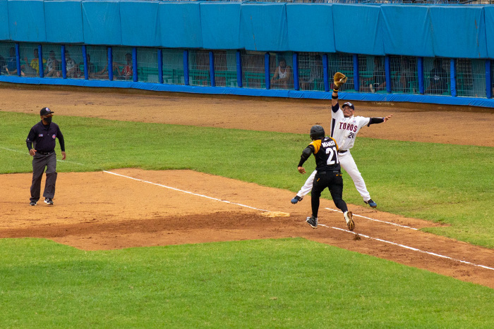 Fotos: Alejandro Rodríguez Leiva/ Adelante Indios toman el Cándido a jonrones