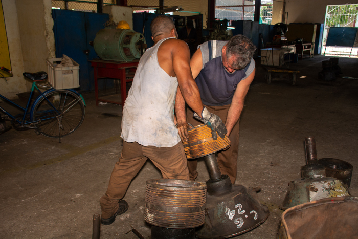 Montaje de una polea reparada de la combinada  cañera KTP.