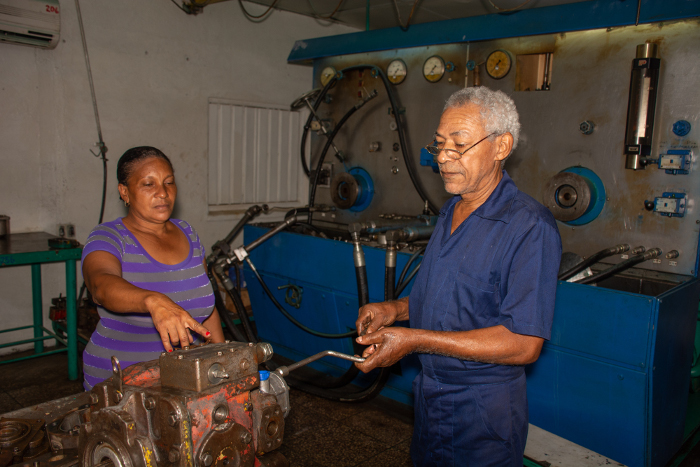 Mercedes Prendes, jefa del Laboratorio Hidráulico, con  30 años de experiencia. En la foto, junto al mecánico integral Moisés Rodríguez 