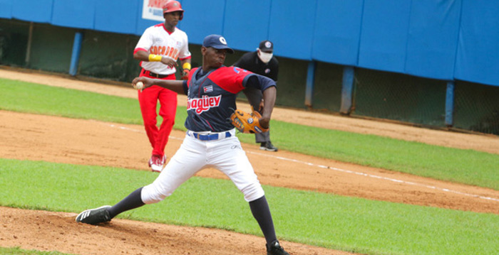 Toros apalean al campeón en el día inaugural