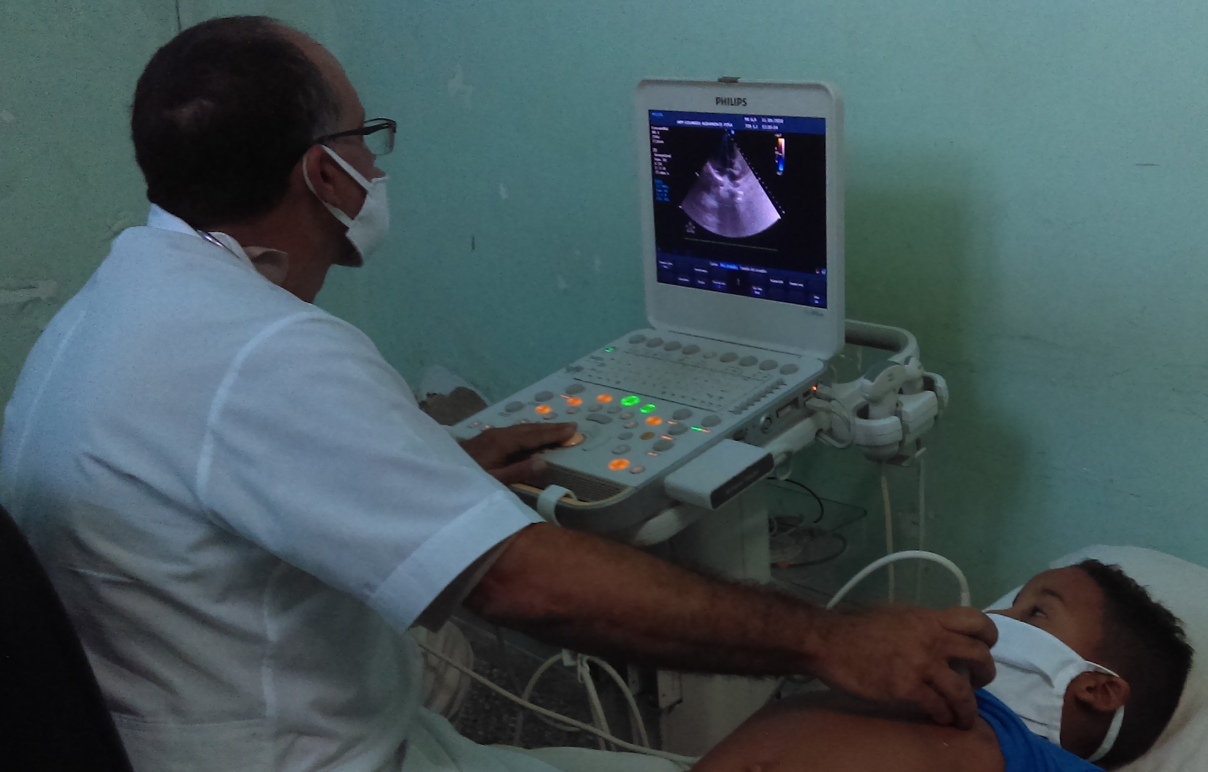 El doctor Carlos Oliva Céspedes, especialista de 2do. grado en Pediatría y Cardiología, Profesor Auxiliar, Máster en Atención Integral al Niño Discapacitado, en el momento que hacía ecocardiograma.Foto: De la autora