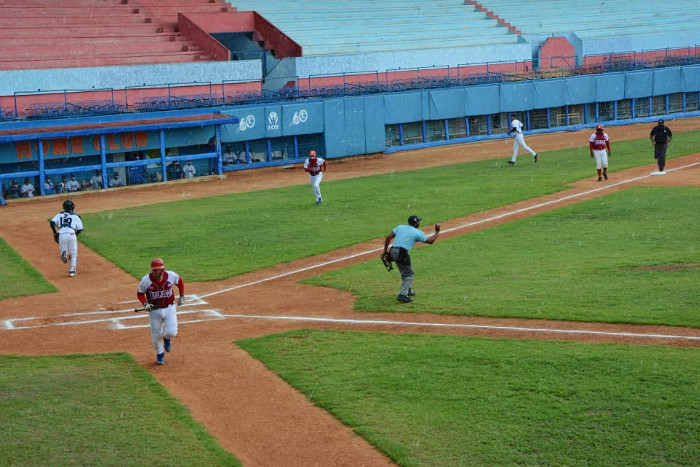 Foto: Leandro Pérez Pérez/ Adelante y gráficas tomadas del perfil en Facebook de Toros de Camagüey División de honores entre boletos y batazos