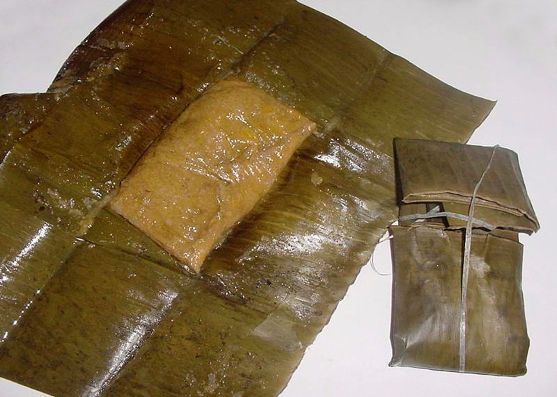 Las hojas de plátano envuelven el delicioso bacán.
