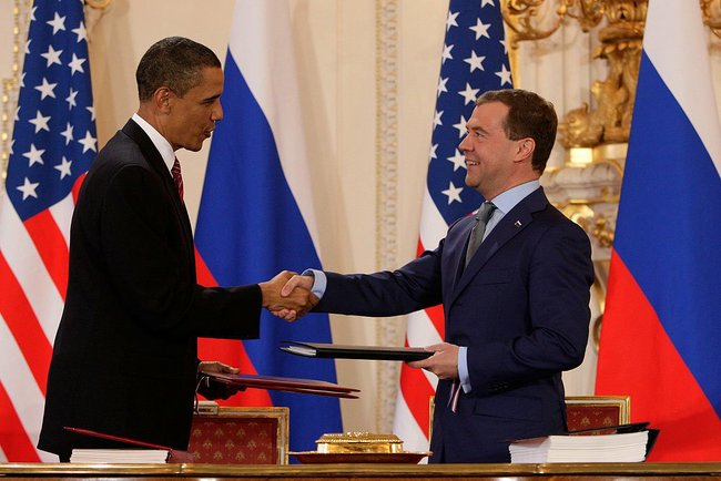 Los presidentes Barack Obama y Dmitri Medvédev firman el START III en 2010. Foto: Tomada de mundo.sputniknews.com