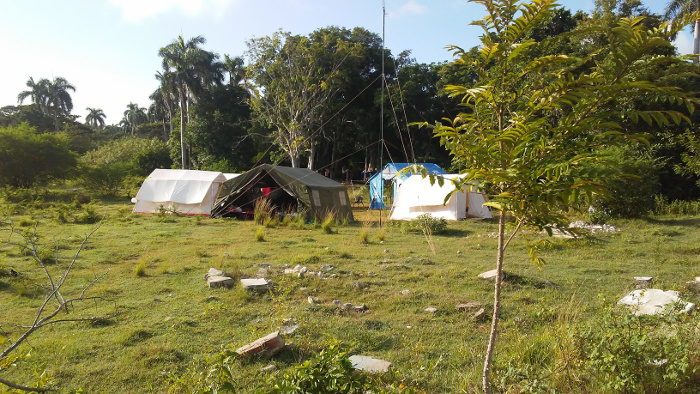El campamento espeleológico en las inmediaciones de cueva Bonita