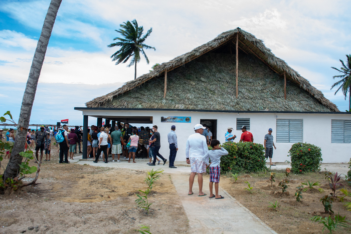 Fotos: Alejandro Rodríguez Leiva/ Adelante Abre El Litoral en la playa Santa Lucía