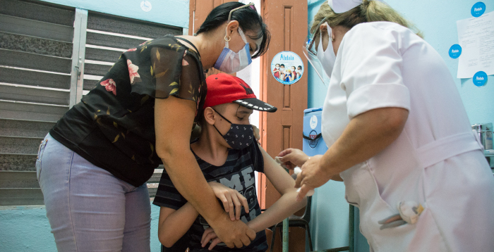 Pinchazo sanador para pequeños valientes