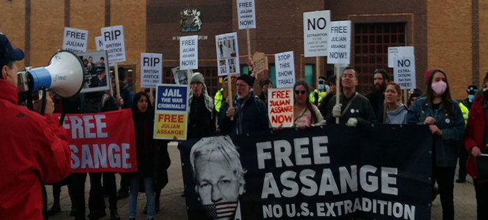 Exigen en Londres liberación de Assange