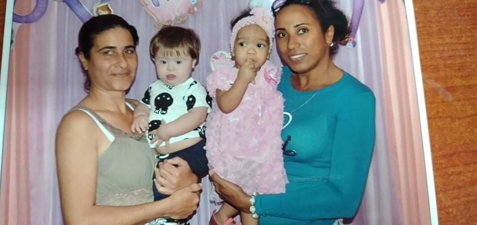   La seño Yanet Ortiz Lopez, a la derecha, con Dulcita, y la también enfermera Mayelin Rodrigue González con Sandro.