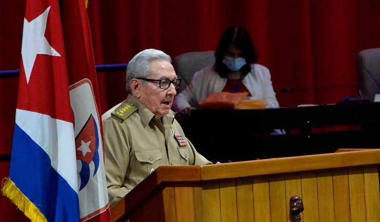 General de Ejército Raúl Castro presenta Informe Central al 8vo. Congreso del Partido