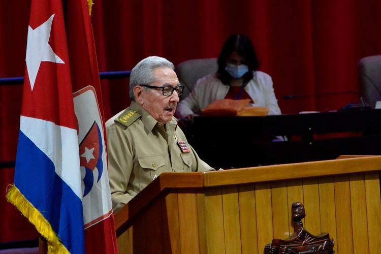 Raúl Castro en su intervención en la sesión plenaria del 8vo. Congreso del Partido. Fotos: Juvenal Balán/Granma General de Ejército Raúl Castro presenta Informe Central al 8vo. Congreso del Partido
