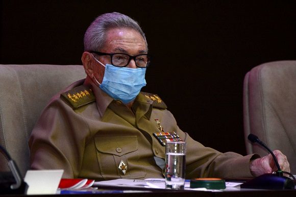 8vo congrEl Informe Central al 8vo Congreso del Partido Comunista de Cuba, fue resentado el pasado viernes por el General de Ejército Raúl Castro Ruz, Primer Secretario del Comité Central. Foto: Ariel Ley Royero/ACN.eso pcc 580x386