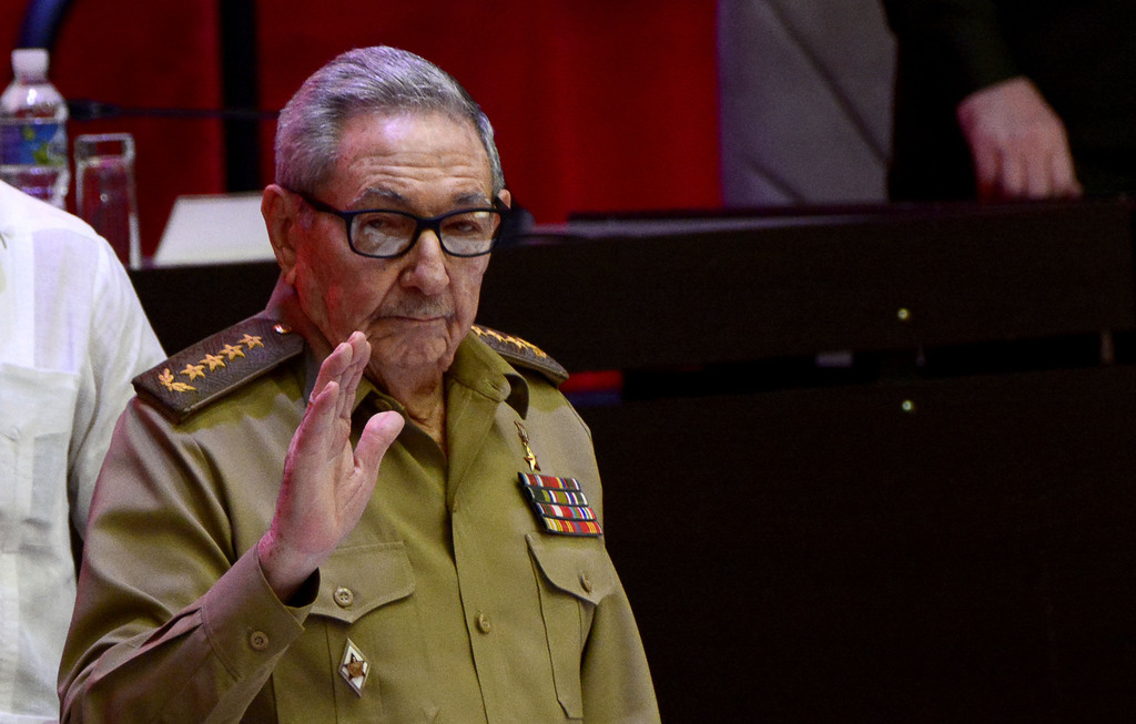 El General de Ejército Raúl Castro Ruz, tras la elección de Miguel Díaz-Canel Bermúdez, Presidente de la República, como Primer Secretario del Comité Central del Partido Comunista de Cuba (CC PCC), durante la Sesión de Clausura del VIII Congreso del PCC, en el Palacio de Convenciones, en La Habana, el 19 de abril de 2021. ACN FOTO/ Ariel LEY ROYERO