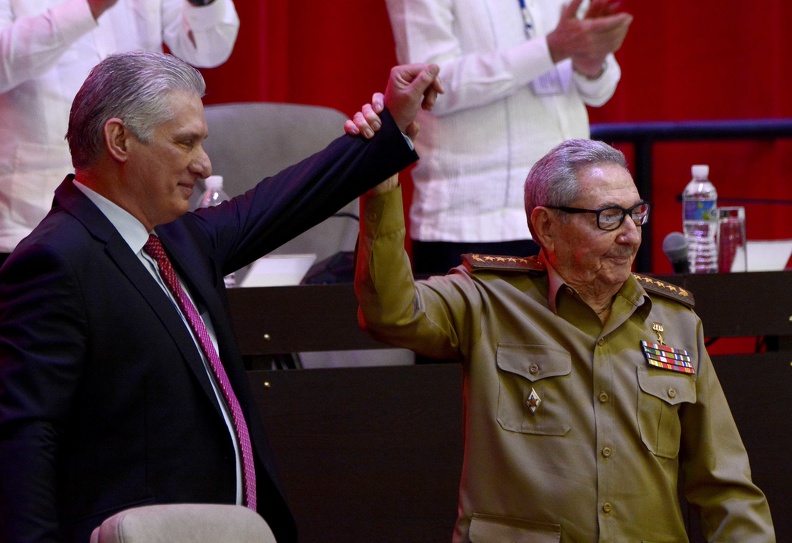 Miguel Díaz-Canel Bermúdez (I), Presidente de la República, junto al General de Ejército Raúl Castro Ruz (D), tras su elección como Primer Secretario del Comité Central del Partido Comunista de Cuba (CC PCC), durante la Sesión de Clausura del VIII Congreso del PCC, en el Palacio de Convenciones, en La Habana, el 19 de abril de 2021. ACN FOTO/ Ariel LEY ROYERO/