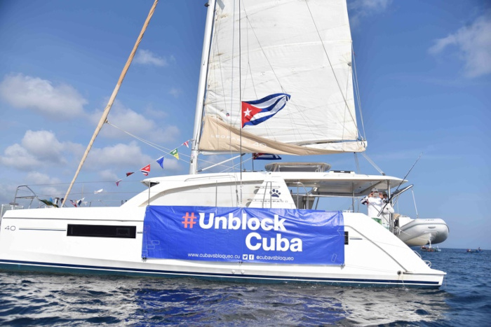Embarcación participante en la regata en reclamo al cese del bloqueo económico, comercial y financiero de Estados Unidos contra Cuba, en el litoral de La Habana, el 25 de abril. Foto: Omara García Mederos/ ACN