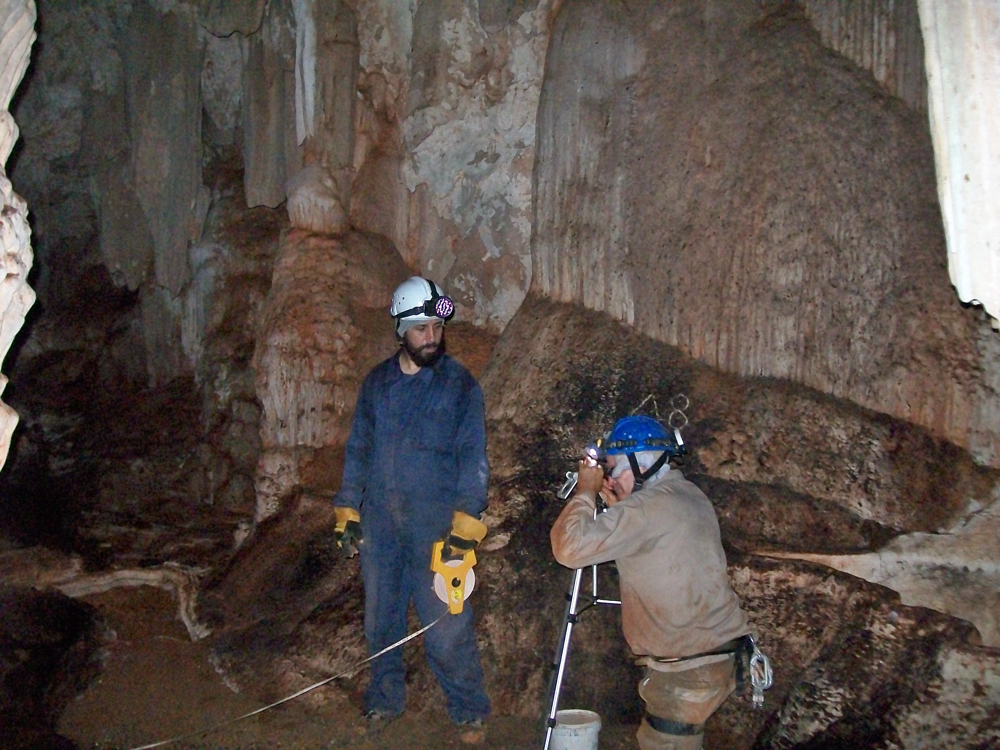 El mapa de una cueva decide el primer paso de las exploraciones subterráneas.