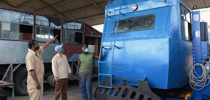 Reparan coches motores ferroviarios para comunidades rurales