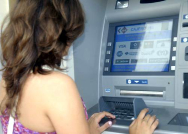 Con los cajeros automáticos no se ha podido llegar a todos los municipios del país, para lo cual se trazaron como estrategia abastecer los cajeros existentes con altas denominaciones, para así mantenerlos con mayor cantidad de dinero. Foto: tomada de cubahora.cu Banco Central de Cuba en transformaciones y ordenamiento