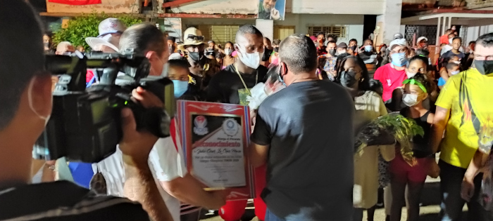 La Cruz de oro de vuelta a casa