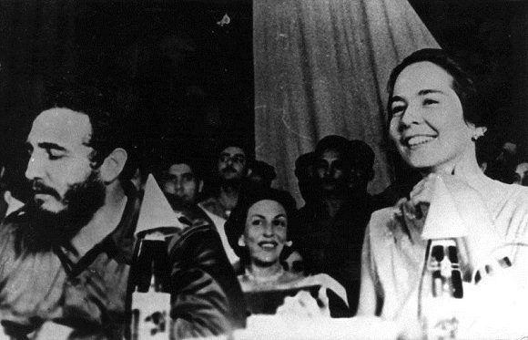Fidel Castro junto a Vilma Espín, Celia Sánchez (en el centro) durante el acto de fundación de la Federación de Mujeres Cubanas (FMC) en el teatro Lázaro Peña en La Habana, 23 de agosto de 1960. Foto: Mujeres / Sitio Fidel Soldado de las Ideas