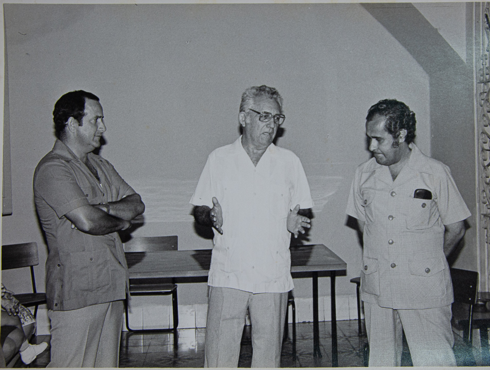 Manuel Villabella (a la derecha) y Raúl González de Cascorro (al centro), representantes del movimiento intelectual del Camagüey de los años ´50 que impulsó la obra individual y mayor voluntad colectiva desde la fundación de la Uneac. Foto: Archivo Uneac Camagüey