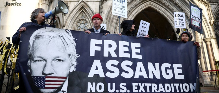 Aprueba justicia británica apelación de EEUU para extraditar a Assange